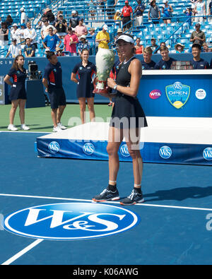 Cincinnati, Ohio, USA. 20e Août, 2017. 2017 Champion de l'Ouest Femmes et le Sud de l'Open de Cincinnati Garbine Muguruza ESP (6). Elle a battu en finale : Simona ROU (2) 61, 60 : Crédit Andrzej Kentla/Alamy Live News Banque D'Images