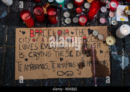 Barcelone, ​​Spain. Août 21, 2017. Les résidents et les touristes rendent hommage aux victimes des attentats de jeudi dernier, le 17 août 2017 le long de la route mortels et fatidique que le van n le long de Las Ramblas de Barcelone, ​​On le quatrième jour depuis les attentats. Credit : Cisco Pelay/Alamy Live News Banque D'Images