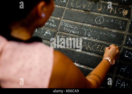 Barcelone, Espagne. Août 21, 2017. Une femme writtes un message sur l'étage de Las Ramblas de Barcelone, le même jour que Younes Abouyaaqoub, identifiés comme chauffeur de van qui a accéléré le long de la rue Las Ramblas le jeudi, a été abattu par des agents de police catalane dans le village de Subirats. Crédit : Jordi Boixareu/Alamy Live News Banque D'Images