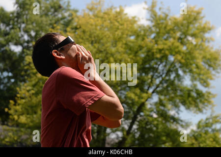 Marion, Illinois, USA. Août 21, 2017. Un homme réagit tout en regardant dans le soleil à l'aide d'éclipse de soleil Lunettes de Marion, Illinois Crédit : Gino's Premium Images/Alamy Live News Banque D'Images