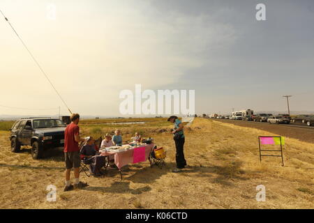 Madras, Oregon, USA. Août 21, 2017. Eclipse solaire de Madras, Oregon, USA. Les habitants industrieux mis en place des stands de restauration le long du chemin. Environ 500 000 personnes se sont rendus sur l'Oregon rural de regarder l'éclipse solaire. Crédit : Marcel Neuenfels/Alamy Live News Banque D'Images