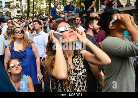 Les New-Yorkais enfilent leurs lunettes solaires pour voir l'éclipse solaire de Bryant Park à Manhattan Banque D'Images