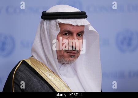 Organisation des Nations Unies, New York, USA, 21 août 2017 - Abdullah bin Abdulaziz Al Rabeeah, Superviseur général du Roi Salman Centre pour les affaires humanitaires et de secours de l'Arabie saoudite, des mémoires les journalistes sur la situation humanitaire au Yémen. Se joindre à lui dans l'adressage de reporters a été Abdallah Yahya A. Al-Mouallimi, Représentant permanent de l'Arabie saoudite à l'ONU aujourd'hui au siège des Nations Unies à New York. Photo : Luiz Rampelotto/EuropaNewswire dans le monde d'utilisation | Banque D'Images