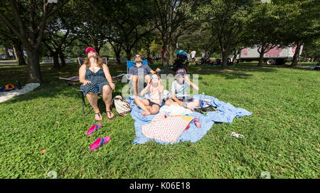 New York, États-Unis. Août 21, 2017. New York, NY USA - Août 21, 2017 : La famille Papageorge affichage d'éclipse solaire partielle avec des lunettes spéciales à Flushing Meadow-Corona Park dans le Queens Borough de New York Crédit : lev radin/Alamy Live News Banque D'Images