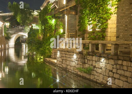 21 août 2017 - Pékin, Pékin, Chine - Pékin, Chine 21 Août 2017 : (usage éditorial uniquement. Chine)..l'eau Gubei ville est officiellement connu sous le nom de Beijing Miyun Eau Gubei (Ville) Simatai Tourisme International Resort.L'ensemble de la ville l'eau est fondée sur l'ancienne 5 villages naturels sous de Simatai Village au pied de la Grande Muraille de Simatai. Il a un emplacement charmant avec une toile de fond de la célèbre Grande Muraille de Simatai avec le romantique lac Yuanyang ( Mandarin ) ci-dessous. (Crédit Image : © SIPA l'Asie via Zuma sur le fil) Banque D'Images