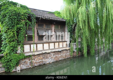 21 août 2017 - Pékin, Pékin, Chine - Pékin, Chine 21 Août 2017 : (usage éditorial uniquement. Chine)..l'eau Gubei ville est officiellement connu sous le nom de Beijing Miyun Eau Gubei (Ville) Simatai Tourisme International Resort.L'ensemble de la ville l'eau est fondée sur l'ancienne 5 villages naturels sous de Simatai Village au pied de la Grande Muraille de Simatai. Il a un emplacement charmant avec une toile de fond de la célèbre Grande Muraille de Simatai avec le romantique lac Yuanyang ( Mandarin ) ci-dessous. (Crédit Image : © SIPA l'Asie via Zuma sur le fil) Banque D'Images