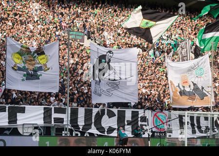 Moenchengladbach, Deutschland. 20e Août, 2017. Monchengladbacher Borussia der protestation Fans gegen den DFB, bannière mit Karrikatur von Franz Beckenbauer, Reinhard Dieter GRINDEL (DFB-Praesident) und der Justiz DFB, Fussball 1. Bundesliga, 1.Spieltag, Borussia Mönchengladbach (MG) - 1.FC Cologne (K) 1:0, am 20.08.2017 au Borussia Mönchengladbach/ Deutschland. | Verwendung weltweit Credit : dpa/Alamy Live News Banque D'Images