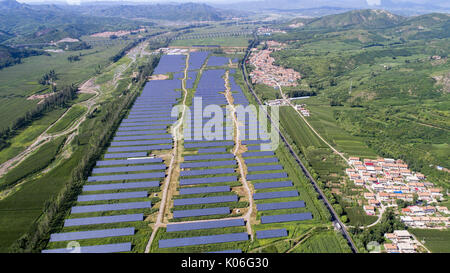 Chengde, Chine. Août 22, 2017. Photographie aérienne de la gare centrale solaire à Chengde, Chine du Nord, Province de Hebei. Crédit : SIPA Asie/ZUMA/Alamy Fil Live News Banque D'Images