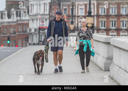 London UK. 22 août 2017. Météo britannique. Les gens profiter de la marche et de la course sur le grand ballon sur l'image avec des conditions agréables doux amer : Crédit ghazzal/Alamy Live News Banque D'Images