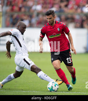 Marco TERRAZZINO r. (FR) im Zweikampf gegen Jetro WILLEMS (F), l'Aktion, Fussball 1. Bundesliga, 1. Spieltag, Fribourg (FR) - l'Eintracht Francfort (F) 0:0, am 20.08.2017 in Freiburg/ Deutschland. | Verwendung weltweit Banque D'Images