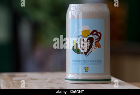 Munich, Allemagne. Août 22, 2017. La bière Oktoberfest 2017 officiel tankard lors d'une conférence de presse à Munich, Allemagne, 22 août 2017. Le festival s'ouvre sur le 16 septembre et se poursuivra jusqu'au 3 octobre 2017. Photo : Sven Hoppe/dpa/Alamy Live News Banque D'Images