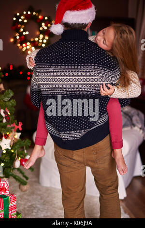 Très fatigué girl portée par son père Banque D'Images