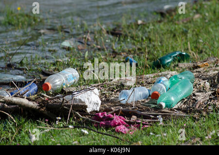 La contamination en plastique dans la nature. Les ordures et les bouteilles flottant sur l'eau. La pollution de l'environnement en Géorgie. Les déchets dans l'eau de rivière. Banque D'Images