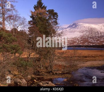 Vue d'hiver vers le pont de Orchy comme vu de la rive du Loch Tulla, West Highlands Banque D'Images