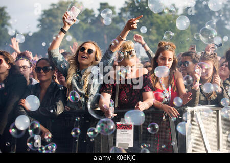 Les fans de musique à Hylands Park, Chelmsford Essex,le dimanche, 20 août à cette ans V Festival. Banque D'Images