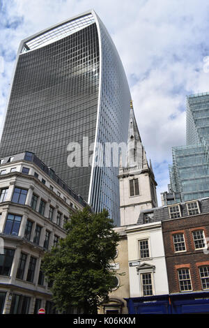 Londres - 20 Fenchurch Street, le 'talkie walkie', à côté de l'église Troglodyte St Margaret Pattens. Banque D'Images