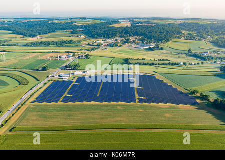 Vue aérienne de la ferme solaire en Pennsylvanie Banque D'Images