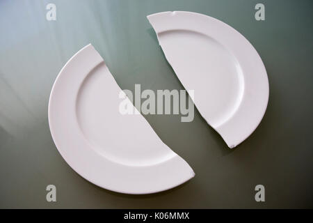 Gros plan de la plaque blanche sur table en verre Banque D'Images