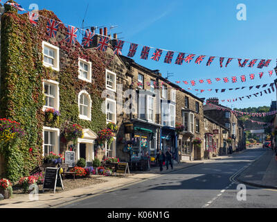 Union Jack noir et blanc sur la rue principale à l'AONB Nidderdale Campsites Canet-en-Roussillon Yorkshire Angleterre Banque D'Images