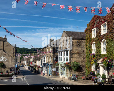 Union Jack noir et blanc sur la rue principale à l'AONB Nidderdale Campsites Canet-en-Roussillon Yorkshire Angleterre Banque D'Images