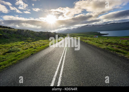 Islande - moment magique tout droit sur l'autoroute entre champs verts à côté de fjord Banque D'Images