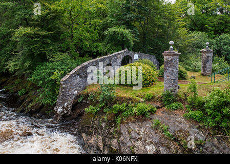 Innis Bhuidhe île et le clan MacNab Cimetière dans la rivière Dochart à Killin, Loch Lomond et les Trossachs NP, Stirling, Scotland, UK Banque D'Images