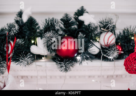 Près d'une photo de Noël rouge vif magnifiquement décorée chaussettes suspendu par une cheminée en attente de présente. Banque D'Images