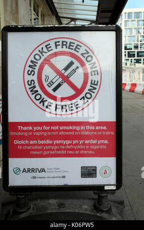 Anglais bilingue gallois ne pas fumer ou vaping poster publicité par arriva à l'extérieur de la gare de Cardiff au Pays de Galles UK KATHY DEWITT Banque D'Images