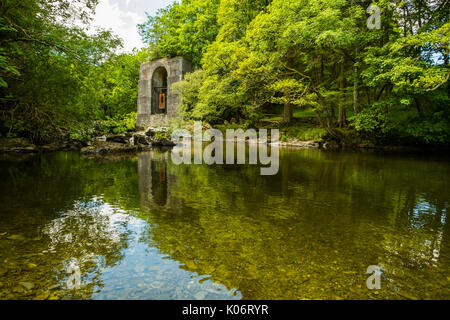 Les vestiges d'un ancien pont ferroviaire sur la rivière Wye près de tulle dans la vallée de la Wye sur un après-midi d'été chaud et ensoleillé à la mi-juin 2017 Banque D'Images