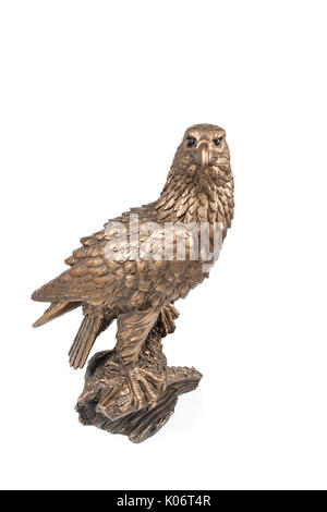 Statuette en bronze assis sur une branche d'un aigle et looking at camera isolé sur fond blanc Banque D'Images