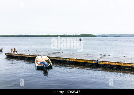 Bateau vide sur une terrasse en bois ou pier harbour dans petit village dans la région de Castine, Maine sous la pluie Banque D'Images