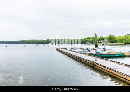 Damariscotta, USA - 9 juin 2017 : Marina Harbour dans petit village dans la région de Damariscotta, Maine sous la pluie avec des bateaux Banque D'Images
