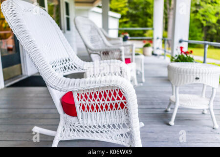 Porche de la maison avec des chaises à bascule blanc sur la terrasse en bois Banque D'Images