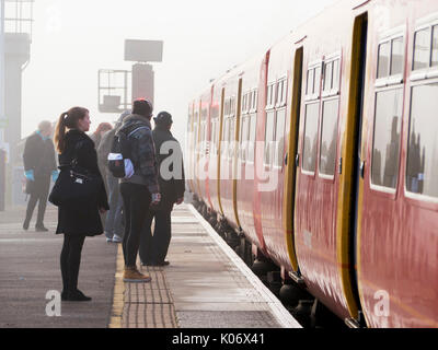 L'Europe, Royaume-Uni, Angleterre, Surrey, les navetteurs de la gare de Surbiton misty Banque D'Images