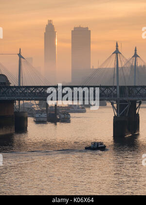 L'Europe, Royaume-Uni, Angleterre, Londres, Hungerford Bridge et St George Wharf Tower Banque D'Images