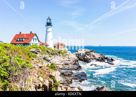 Cape Elizabeth, USA - 10 juin 2017 : Portland Head Lighthouse et musée de Fort Williams Park dans le Maine au cours de journée d'été avec Cliff et ocea Banque D'Images