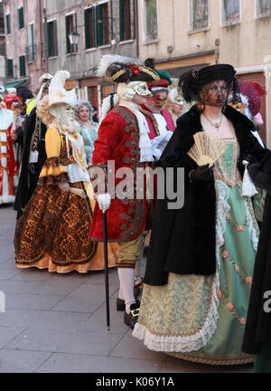 Venise, Italie - Février 26th, 2011 : l'image d'un groupe de personnes déguisées marcher ensemble pendant le Carnaval de Venise.Le Carnaval de Venise (Carnev Banque D'Images