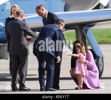 Le duc et la duchesse de Cambridge s'écarter de l'usine Airbus à Hambourg après leur tour de Pologne et l'Allemagne comprend : le Prince William, duc de Cambridge, Catherine duchesse de Cambridge, Kate Middleton, la Princesse Charlotte Où : Hambourg, Allemagne Quand : 21 Juillet 2017 Crédit : John Rainford/WENN.com Banque D'Images