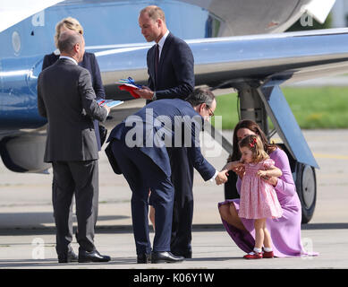 Le duc et la duchesse de Cambridge s'écarter de l'usine Airbus à Hambourg après leur tour de Pologne et l'Allemagne comprend : le Prince William, duc de Cambridge, Catherine duchesse de Cambridge, Kate Middleton, la Princesse Charlotte Où : Hambourg, Allemagne Quand : 21 Juillet 2017 Crédit : John Rainford/WENN.com Banque D'Images