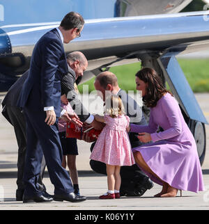 Le duc et la duchesse de Cambridge s'écarter de l'usine Airbus à Hambourg après leur tour de Pologne et l'Allemagne comprend : le Prince William, duc de Cambridge, Catherine duchesse de Cambridge, Kate Middleton, la Princesse Charlotte Où : Hambourg, Allemagne Quand : 21 Juillet 2017 Crédit : John Rainford/WENN.com Banque D'Images