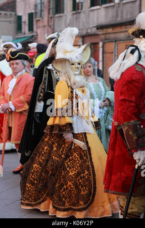 Venise, Italie - Février 26th, 2011 : l'image d'un groupe de personnes déguisées marcher ensemble pendant le Carnaval de Venise.Le Carnaval de Venise (Carnev Banque D'Images