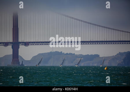 4 voiliers de course dans une ligne sous le Golden Gate Bridge Banque D'Images