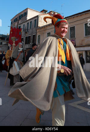 Venise, Italie- Février 26th,2011 : un bouffon médiéval joyeux sauts dans la rue dans un défilé de personnages à Venise pendant le Carnaval jours.Le Carnaval Banque D'Images