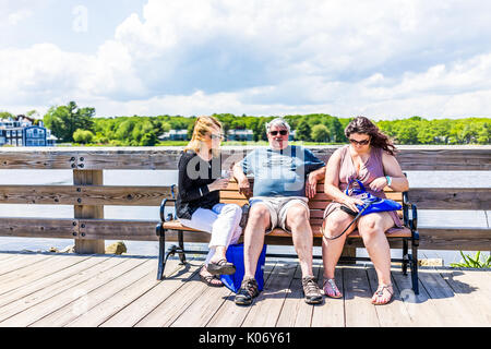 Kennebunkport, USA - 10 juin 2017 : trottoir rue au centre-ville de village au cours de journée d'été avec des gens assis sur des bancs Banque D'Images