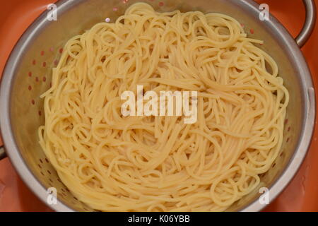 Le spaghetti cuit à sec dans une passoire Banque D'Images