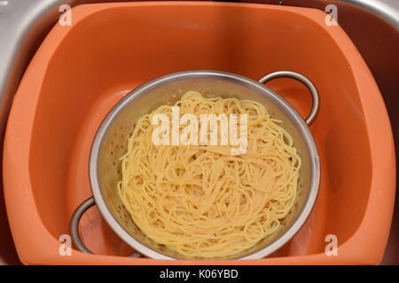 Le spaghetti cuit à sec dans une passoire Banque D'Images