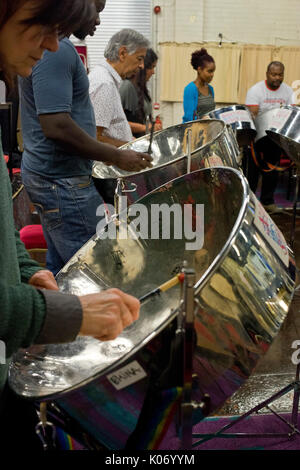 Nostalgie steel band multiraciale répétition pour le carnaval de Notting Hill. London,UK Banque D'Images