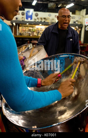 Nostalgie steel band multiraciale répétition pour le carnaval de Notting Hill. London,UK Banque D'Images