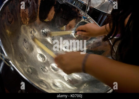 Nostalgie steel band multiraciale répétition pour le carnaval de Notting Hill. London,UK Banque D'Images