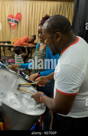 Nostalgie steel band multiraciale répétition pour le carnaval de Notting Hill. London,UK Banque D'Images